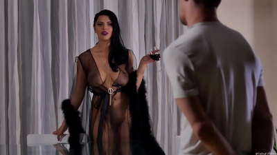 Slut Kira Queen stiednet lill-proxxmu tagħha għat-tè u fucked lilu fuq il-mejda tal-pranzu