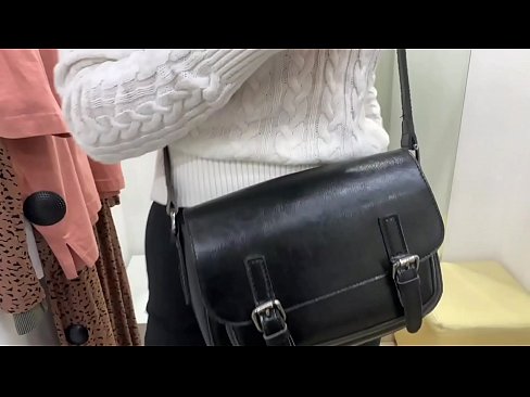 ❤️ Masturbazzjoni pubblika tal-kelba żagħżugħa FeralBerry b'dildo fil-kamra tal-armar ❤️ Porno f'mt.full-porner-com.ru ️❤